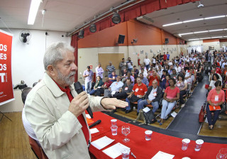 Lula discute com a CUT estratégias contra impeachment