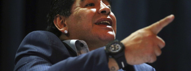Maradona dá tapa na cara de jornalista em Buenos Aires