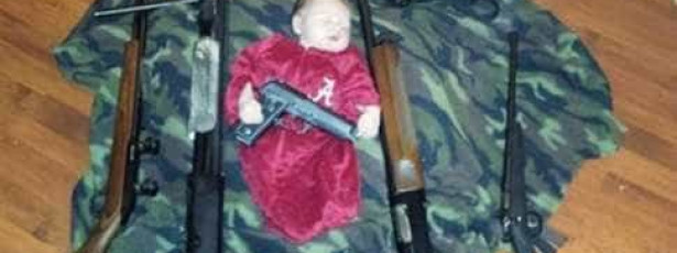 Foto de bebê dormindo com armas gera polêmica