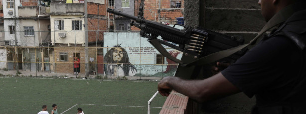 Um fuzil por dia foi apreendido em 2015 no Rio