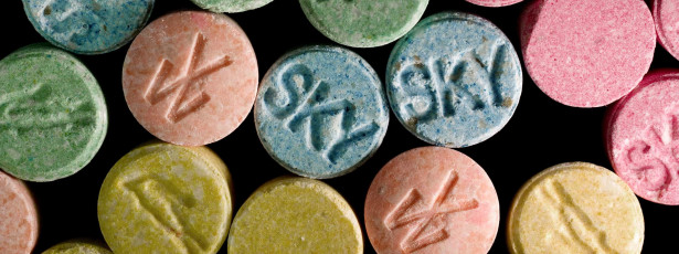 Homem  preso com material para produzir 300 mil comprimidos de ecstasy