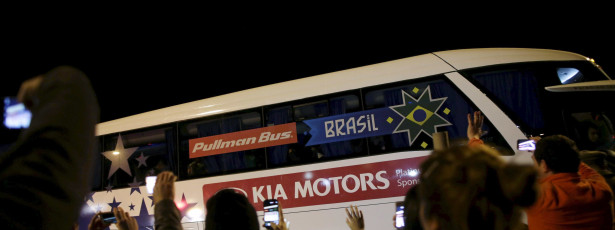 Multidão de torcedores recebe a seleção brasileira no Chile
