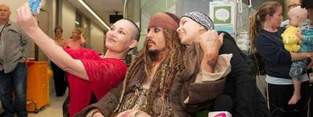Johnny Depp se fantasia de Jack Sparrow e visita hospital