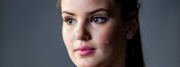 Camila Queiroz relembra passado como modelo: “Passei sede”