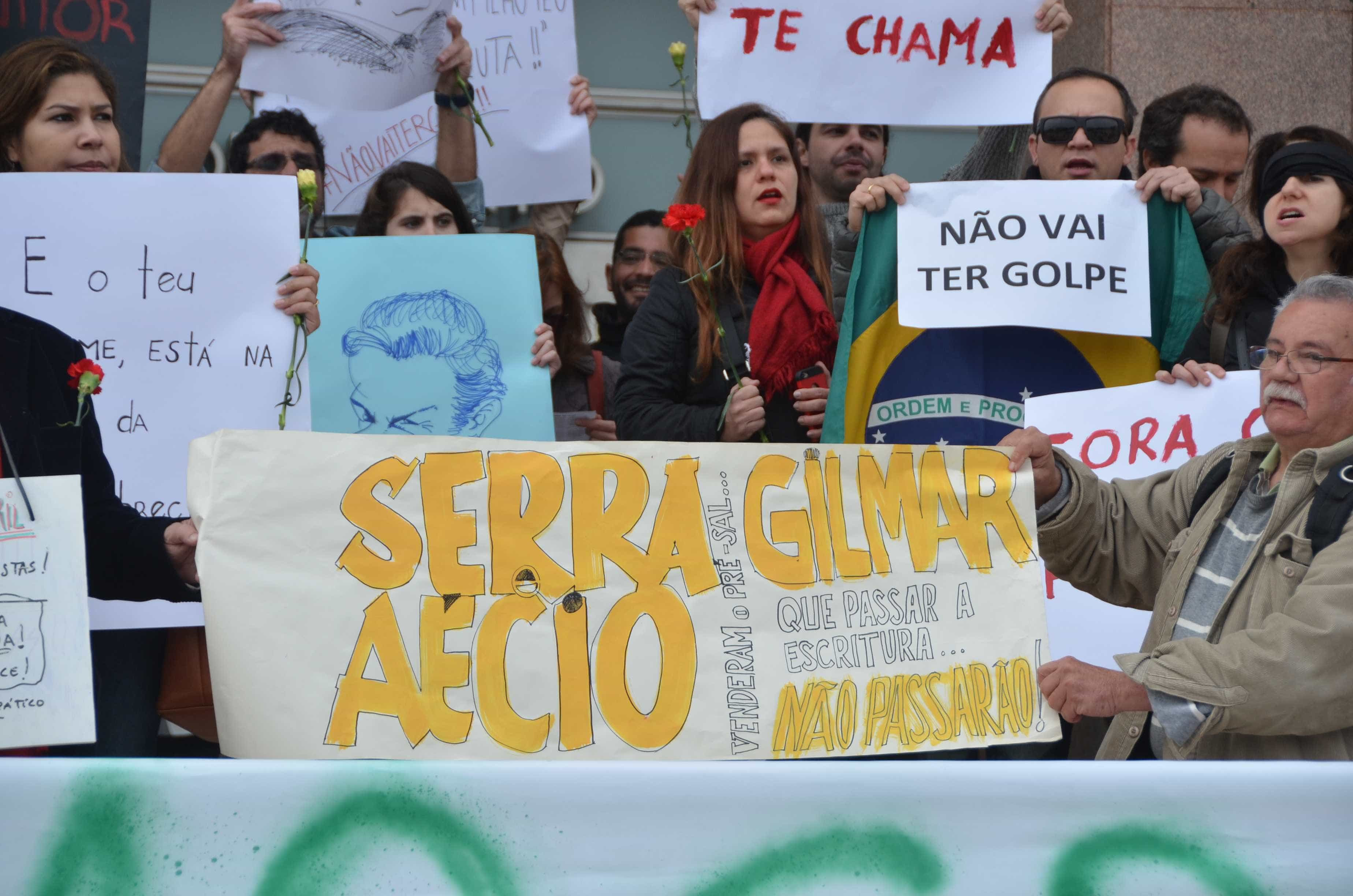 Ministros do STF e tucanos são alvo de protestos em Portugal