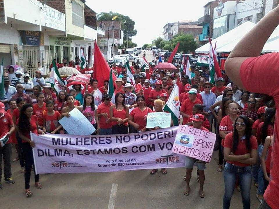 Veja as fotos das manifestações pró-governo no Brasil e no Mundo