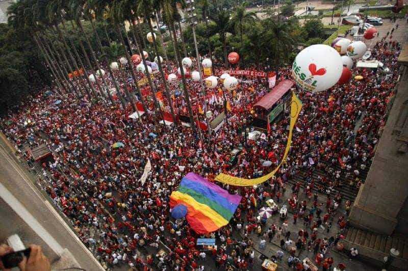 Veja as fotos das manifestações pró-governo no Brasil e no Mundo