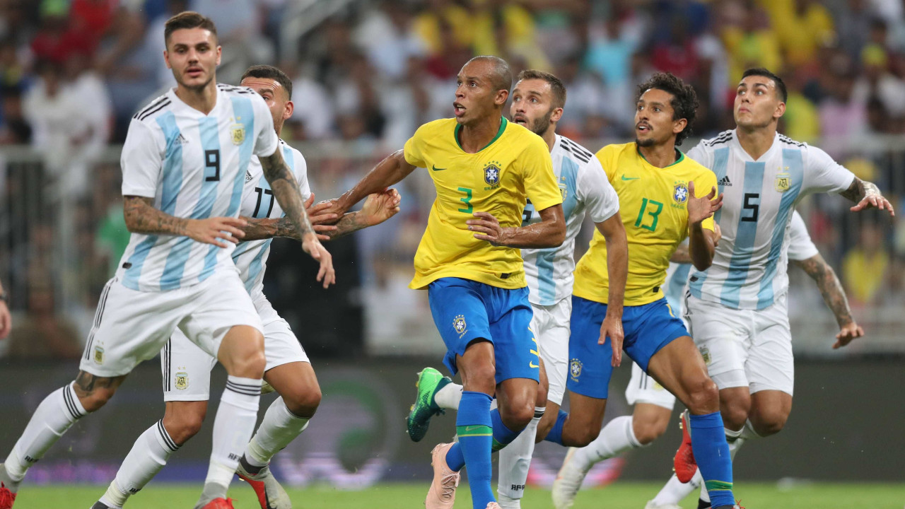 Resultado de imagem para Brasil vence a Argentina com gol de Miranda aos 47 do segundo tempo