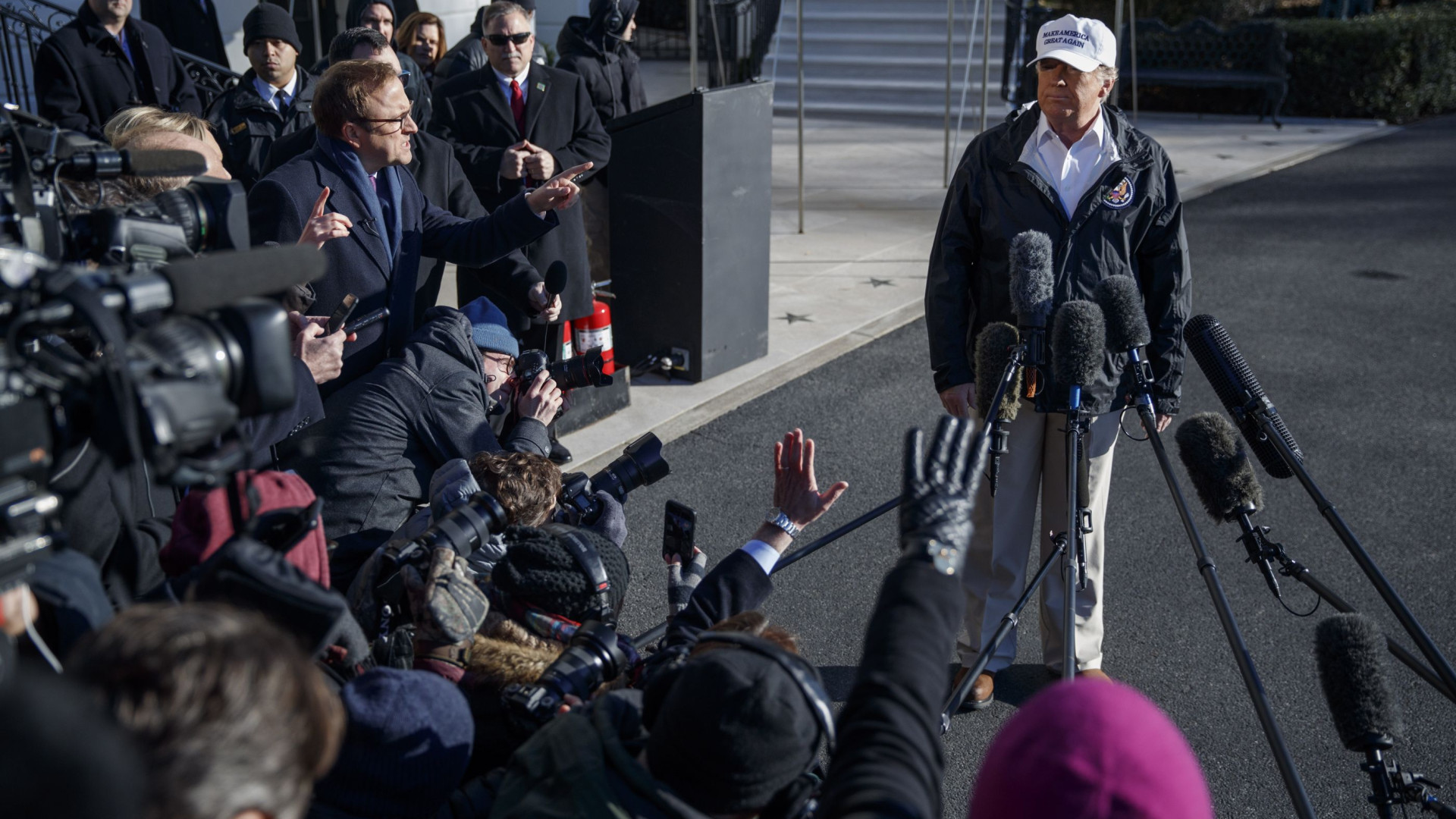 Trump admite que pode declarar emergência nacional para construir muro
