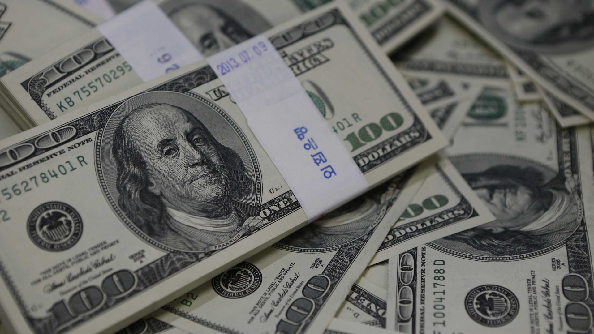 Incerteza política leva dólar a disparar
2%; Bolsa cai mais de 2%