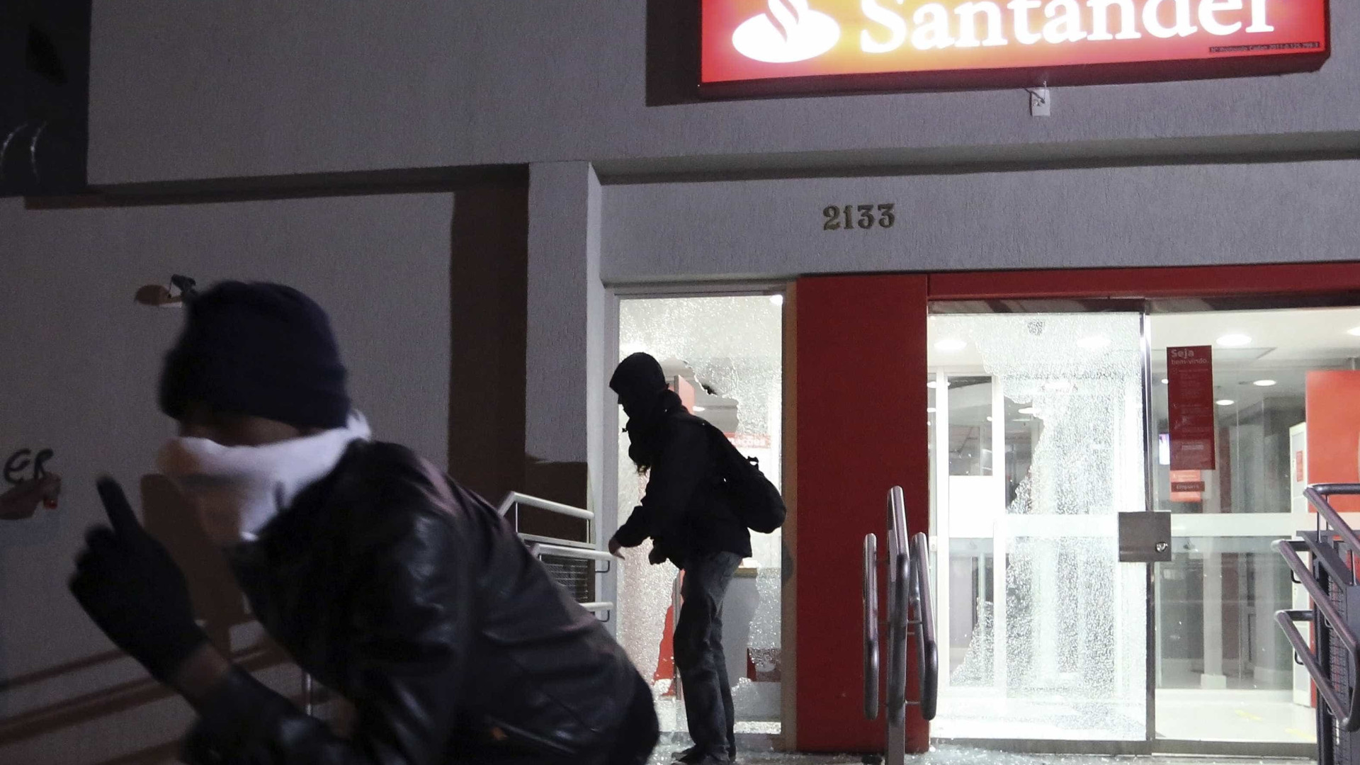RJ: Bando explode banco e debocha de vizinho: 'acordou com o barulho?' naom 5215423e36506 - RJ: Bando explode banco e debocha de vizinho: 'acordou com o barulho?'