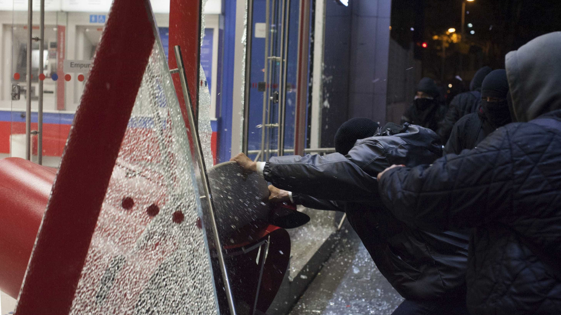 Manifestante 'black bloc' relata experiência em presídios cariocas