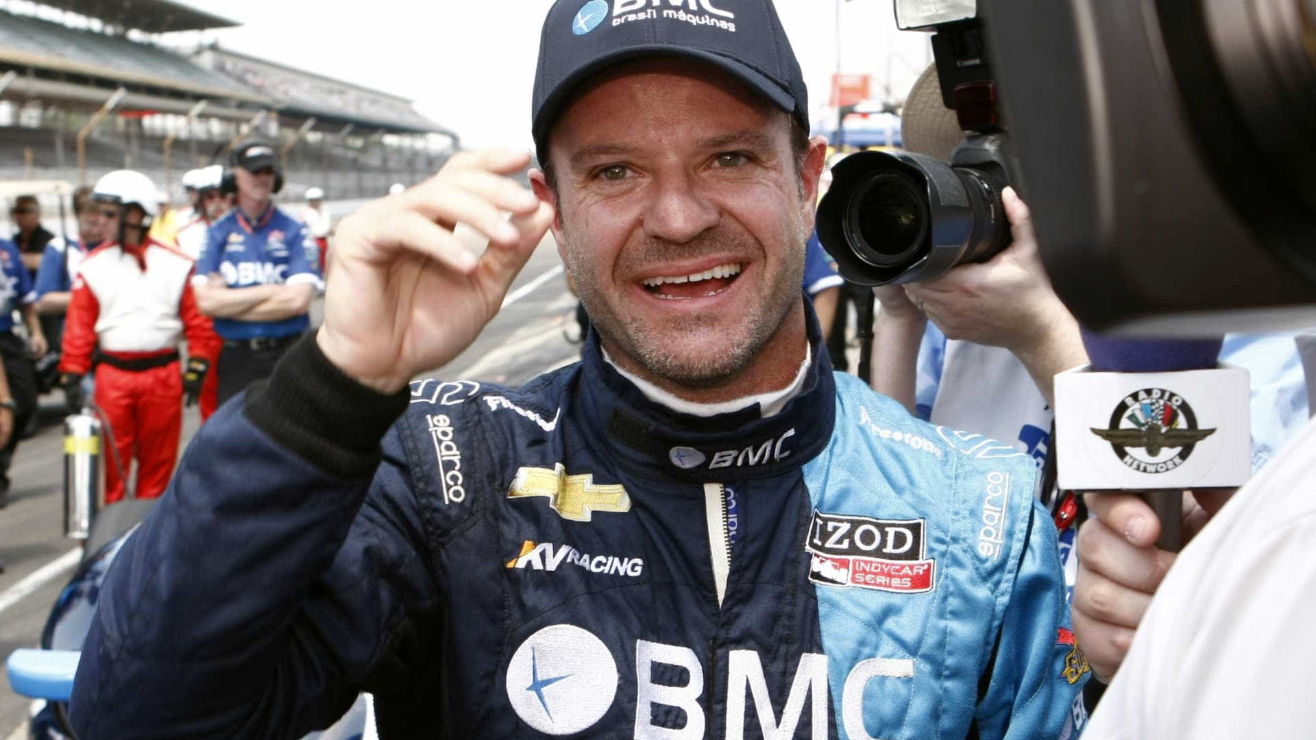 Após susto, Barrichello tem alta e comemora retorno para casa