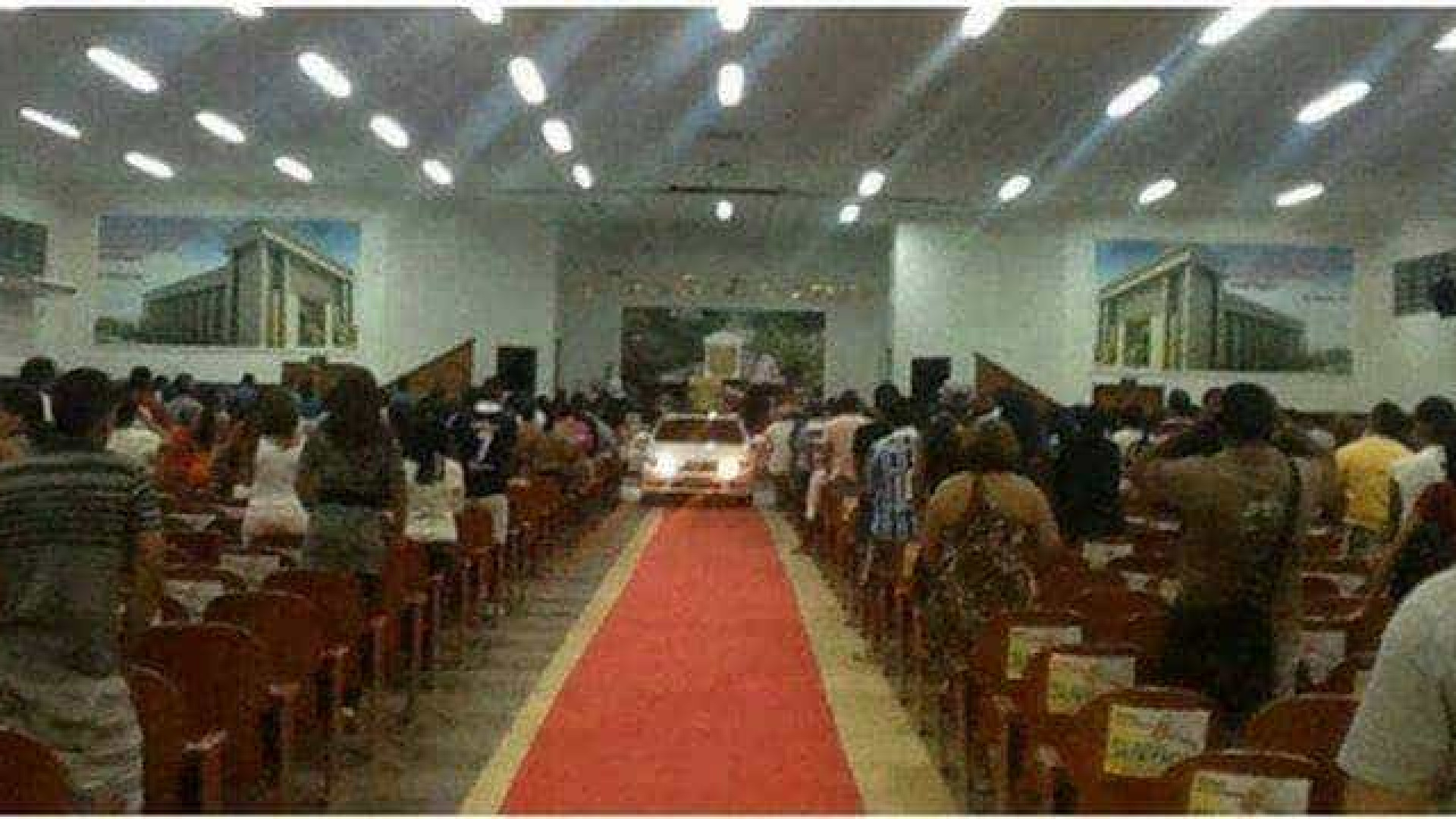 Pastor entra com carro dentro da igreja para cumprir ritual