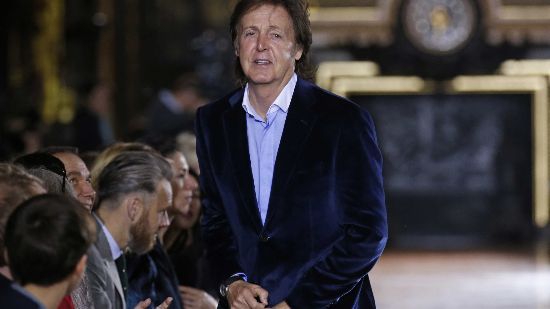 Paul McCartney surpreende fãs com show em estação de trem em Nova York