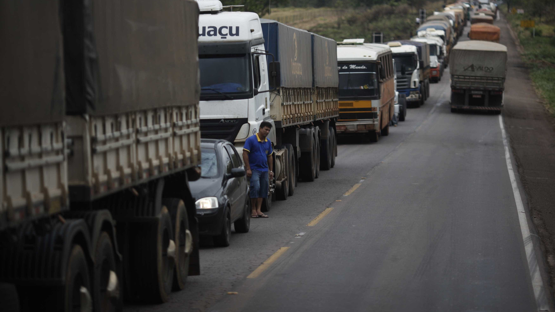 Incêndio em caminhão interdita rodovia Régis Bittencourt