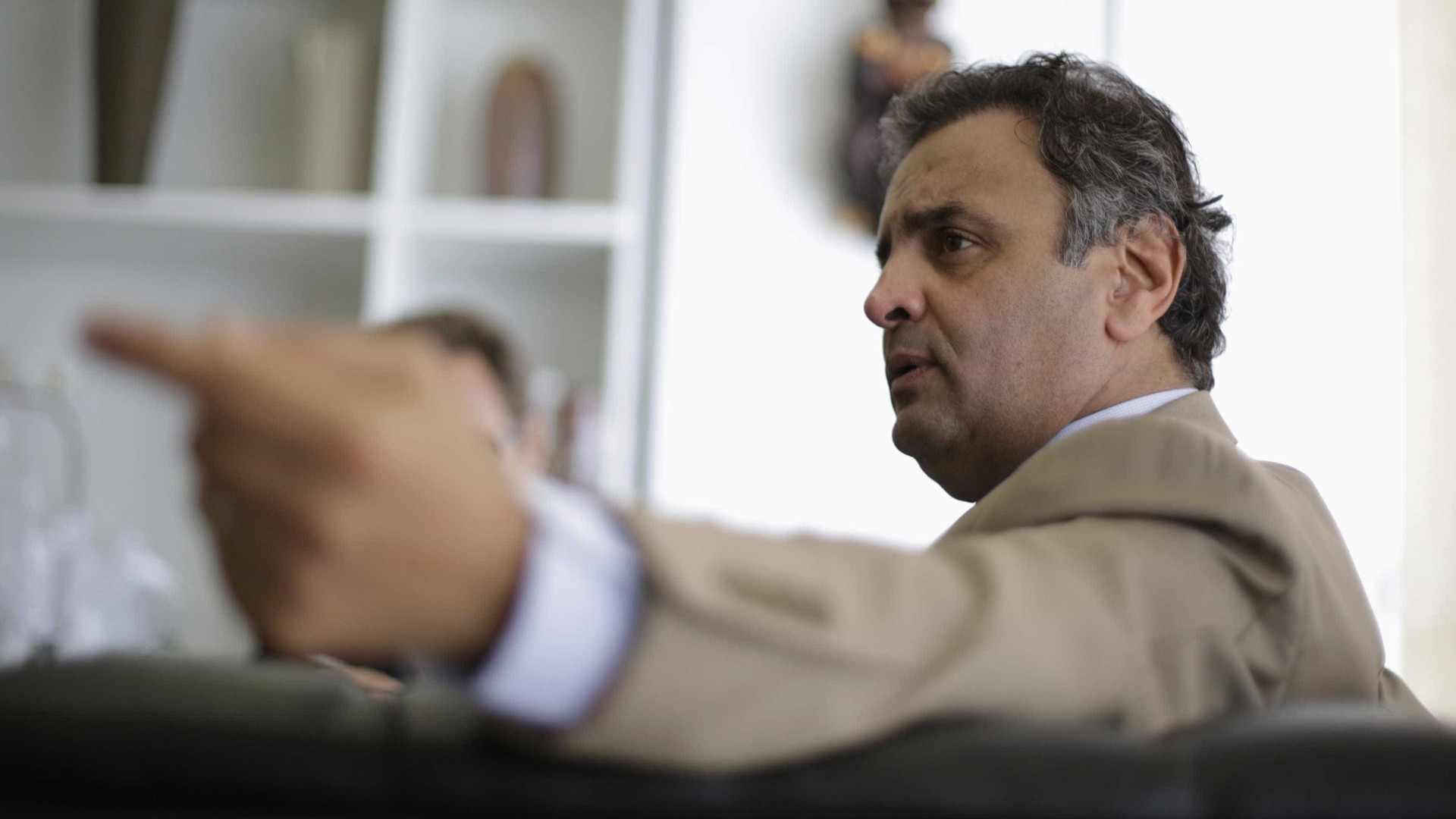 Aécio defende lei de anistia ao
caixa 2 em conversa com delator
