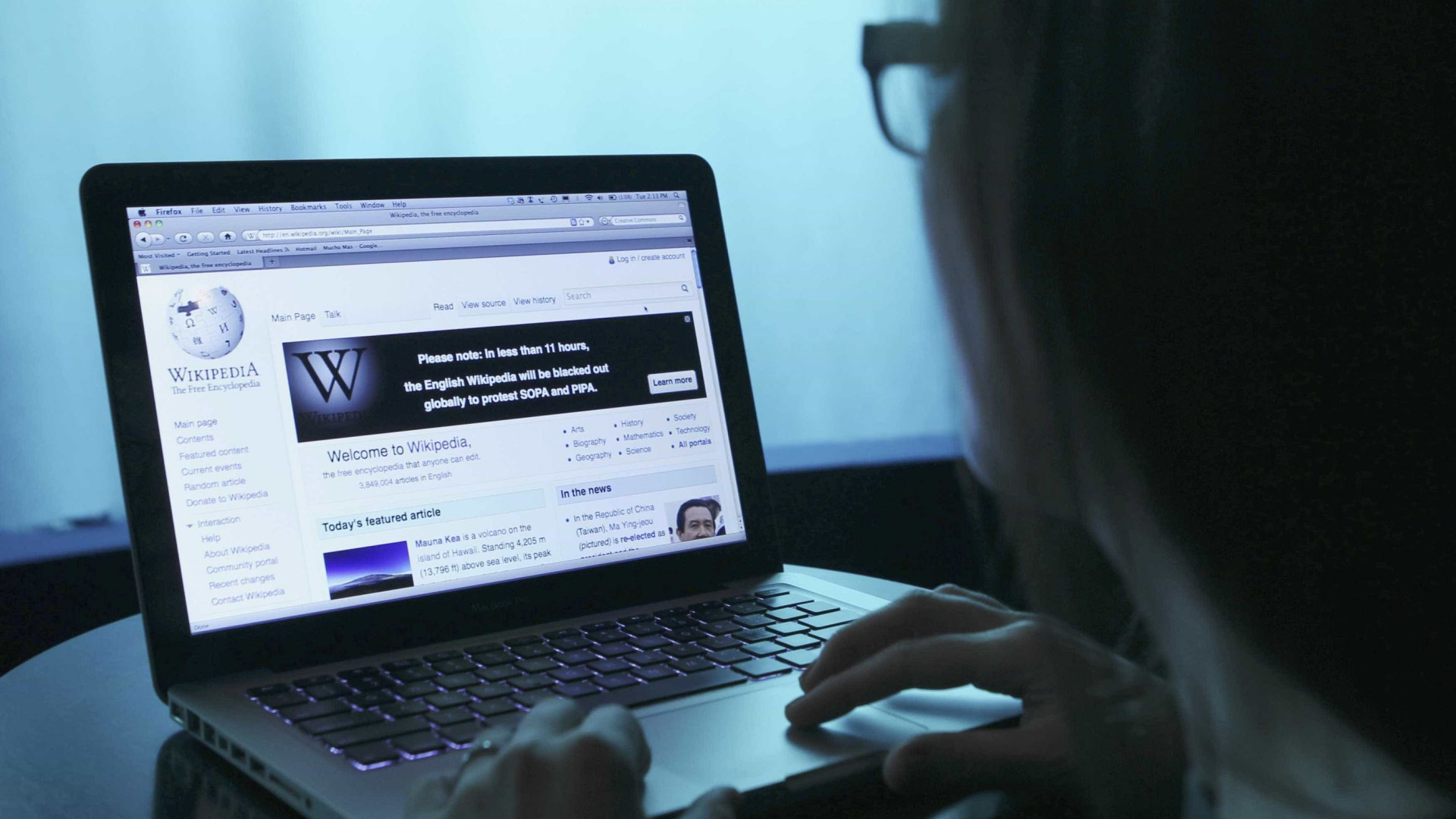 Wikipédia bloqueia acesso por protesto contra lei europeia
