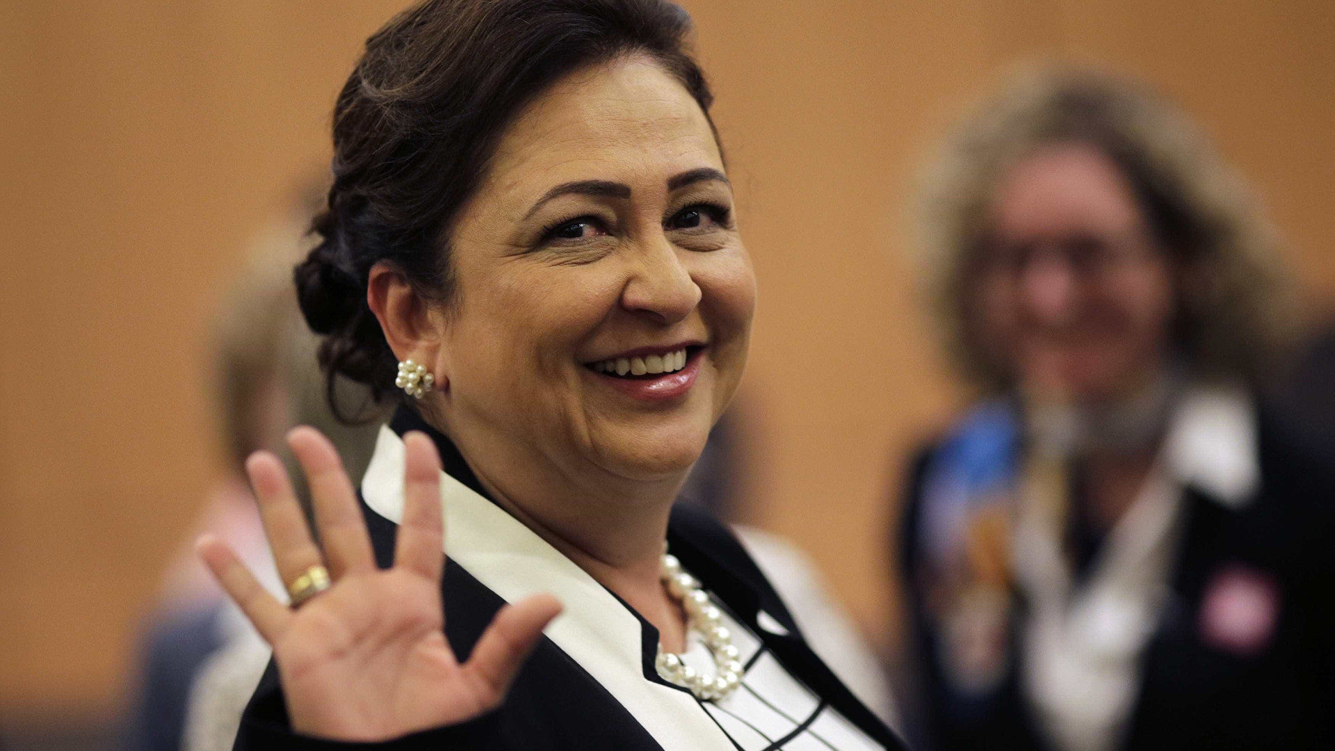 Senadora Kátia Abreu faz compras
enquanto Senado discute PEC 55