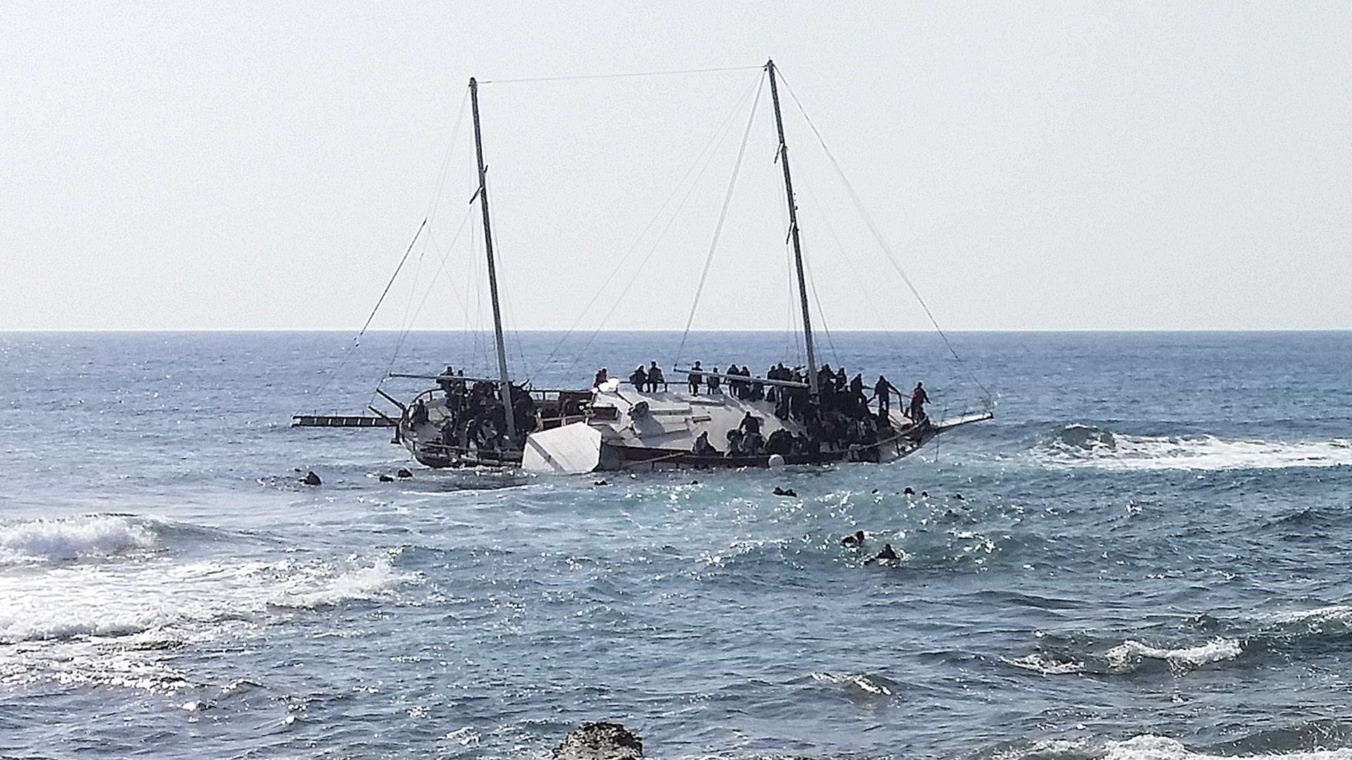 Naufrágio na costa da Líbia mata mais de 100 migrantes