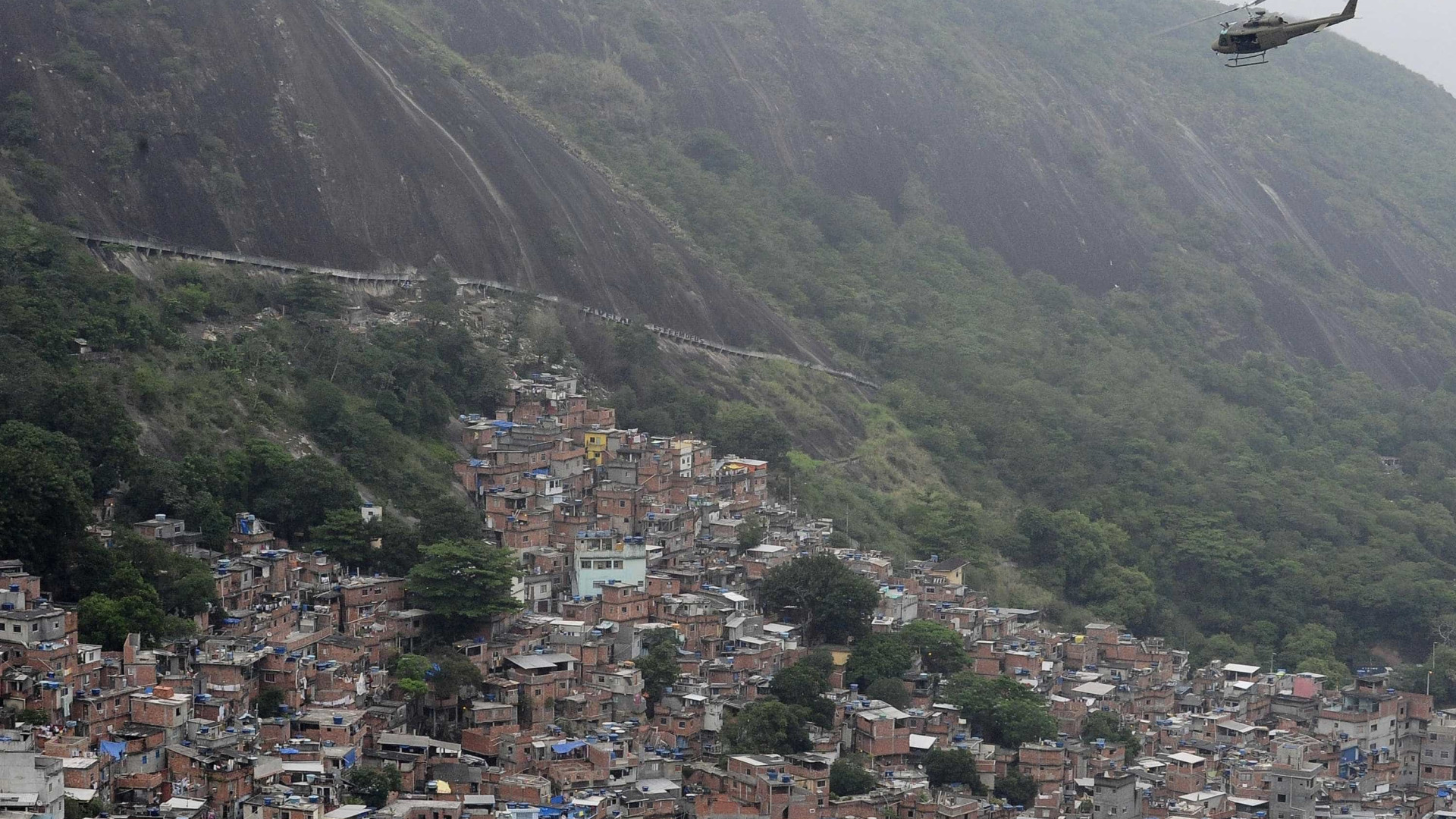 Tiroteio entre policiais e criminosos termina com inocente morto no Rio