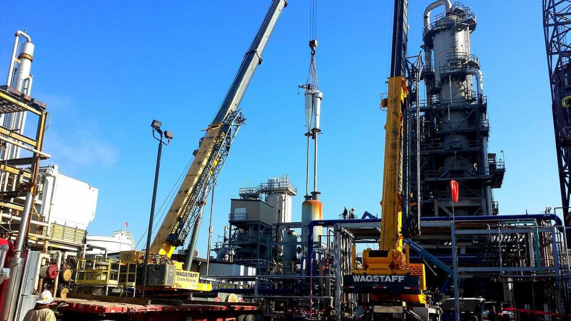 Petróleo em queda em meio a sinais de aumento da produção de xisto