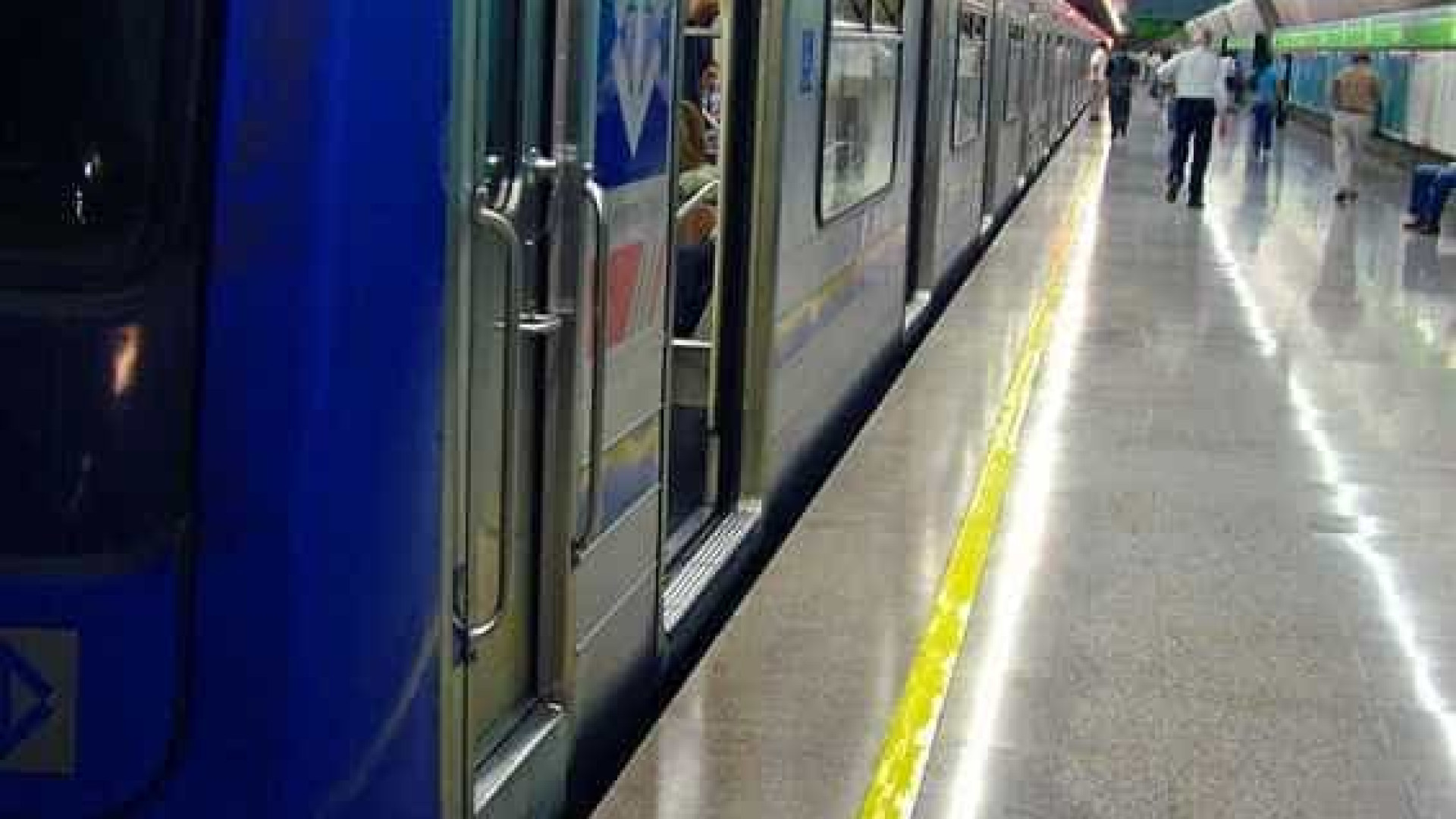 Mulher empurrada no Metrô de SP se emociona ao voltar ao local da queda