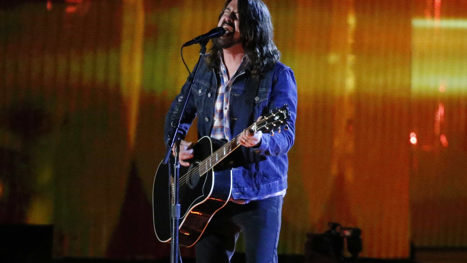 Dave Grohl perde a voz e brinca: 'Última vez que dou amassos em Bono'