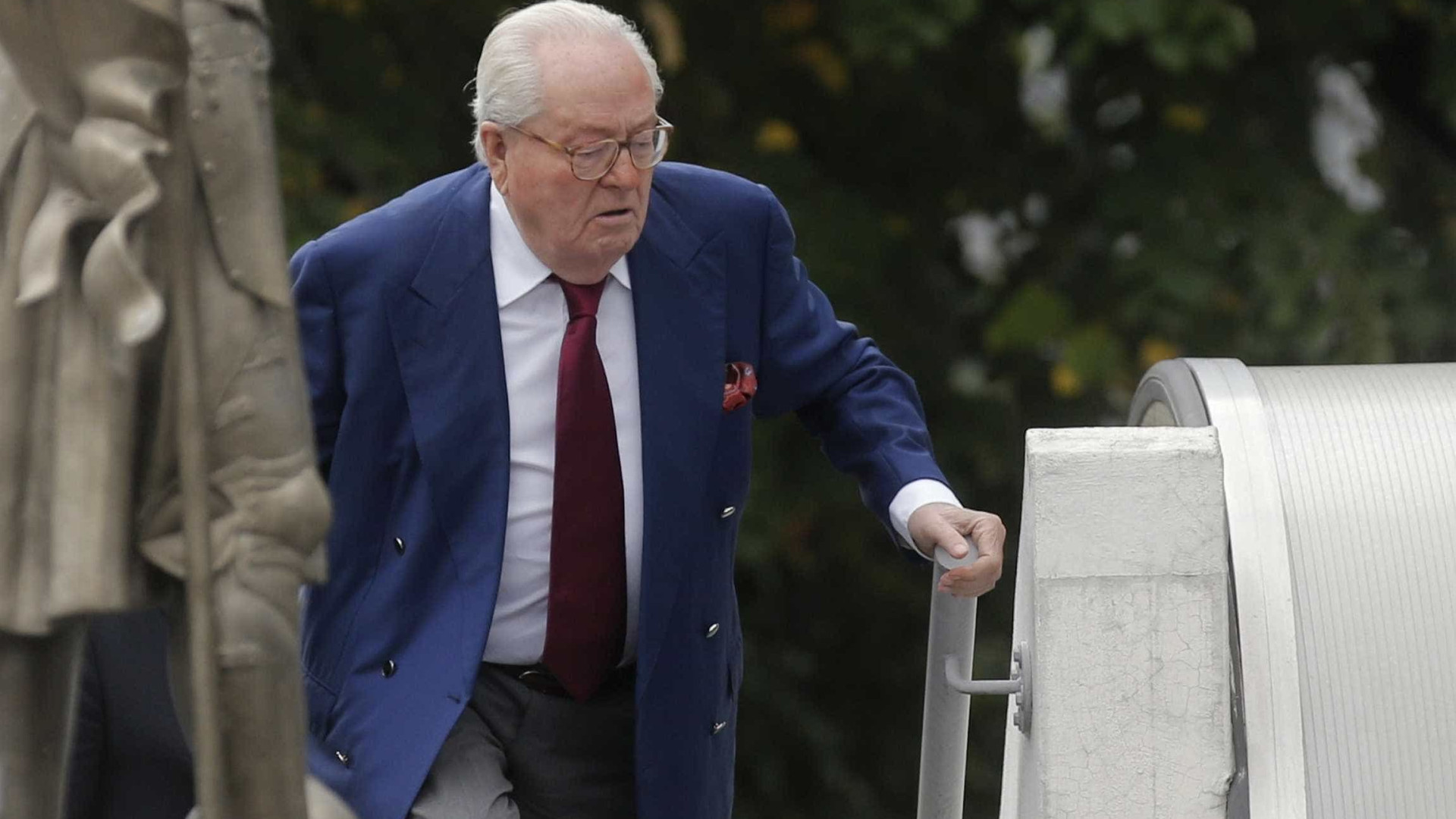 Hospitalizado, Jean-Marie Le Pen tem o seu julgamento adiado