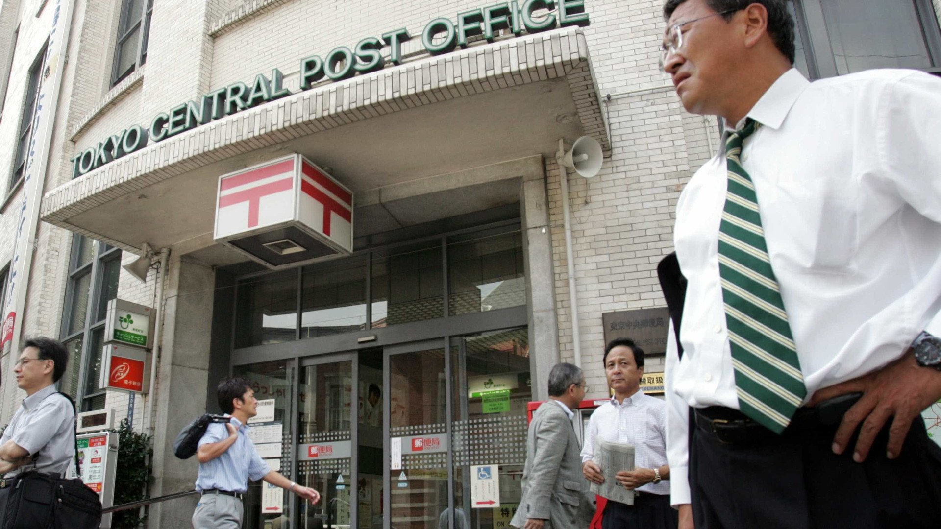 Japão: funcionário é multado por sair para almoçar três minutos antes