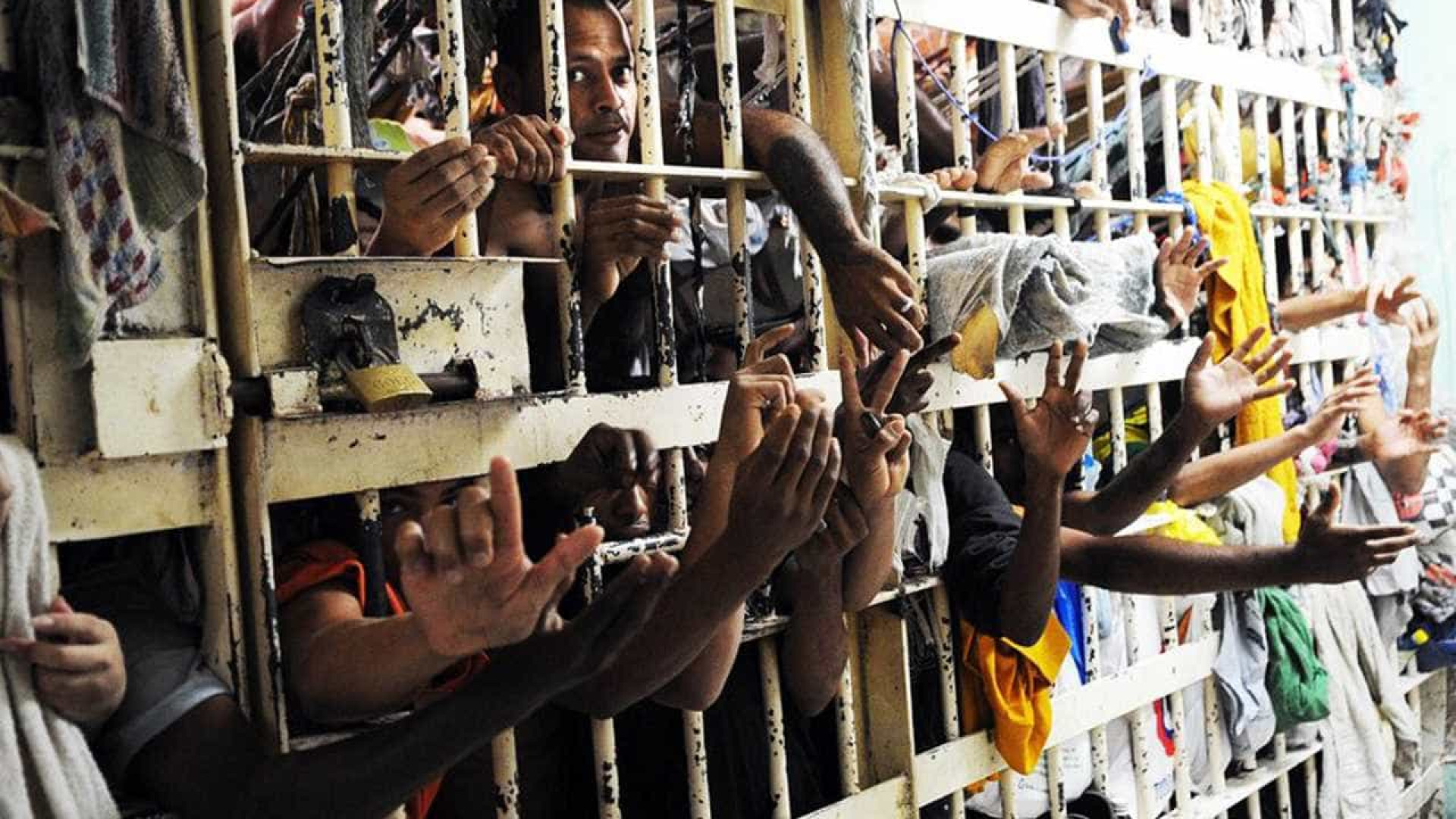 Prisões brasileiras têm em média 7 presos por agente penitenciário
