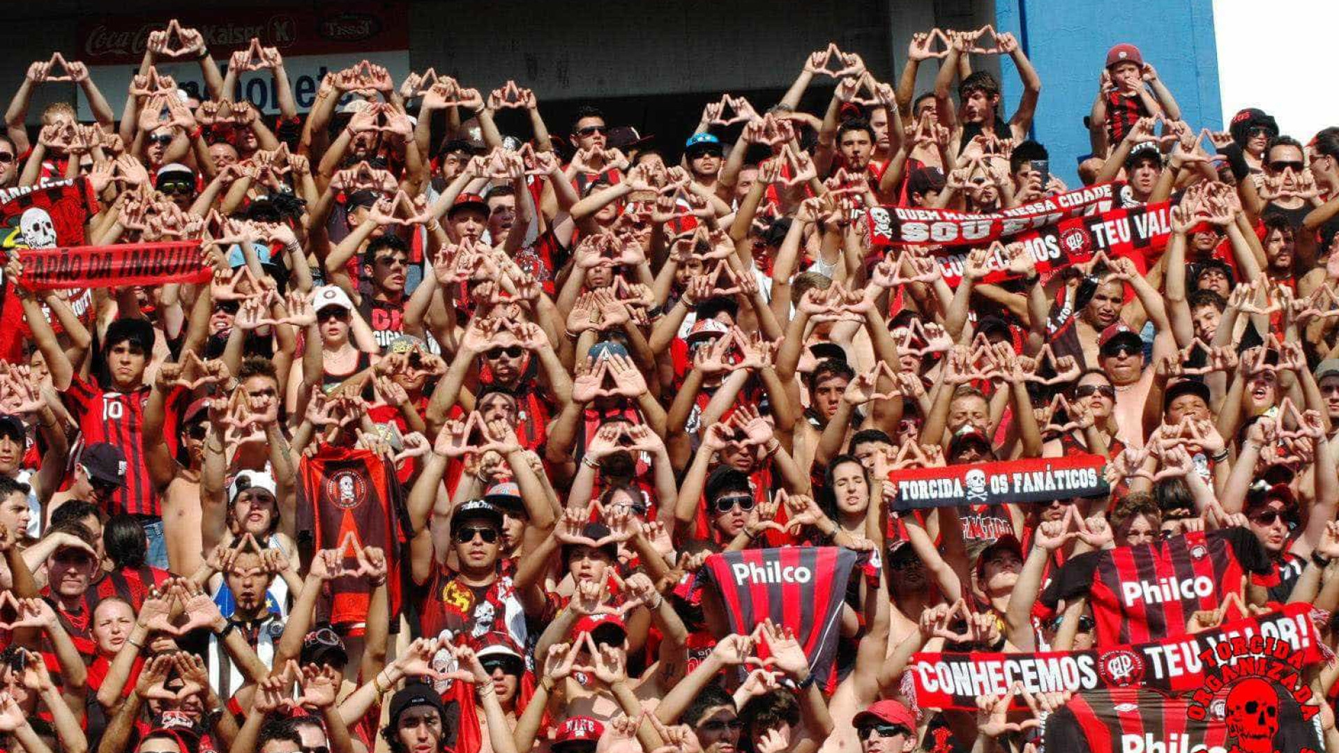 Atlético-PR goleia a Chapecoense em Curitiba