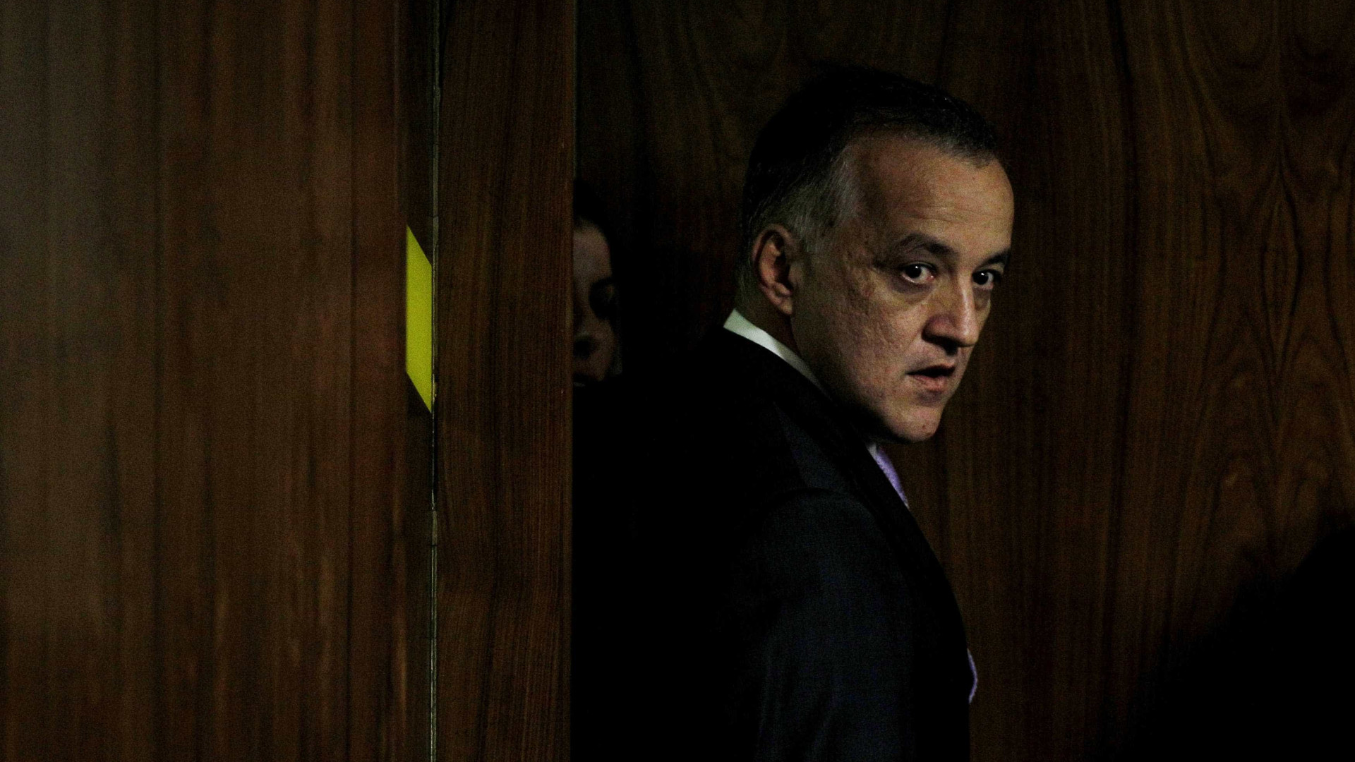 No semiaberto, Carlinhos Cachoeira é contratado para ganhar R$ 6,5 mil