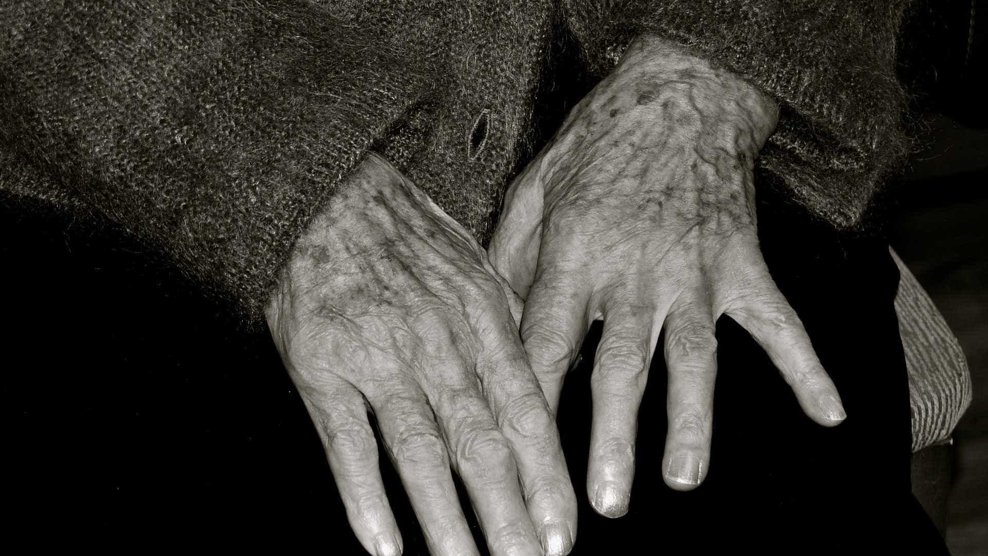Idosa de 98 anos fica presa sob corpo da filha por pelo menos 4 dias