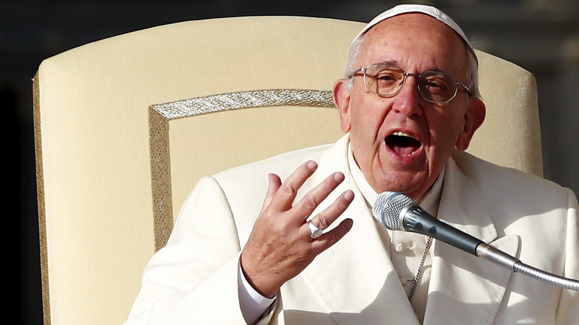 'Nenhuma religião é terrorista',
diz papa para líderes religiosos