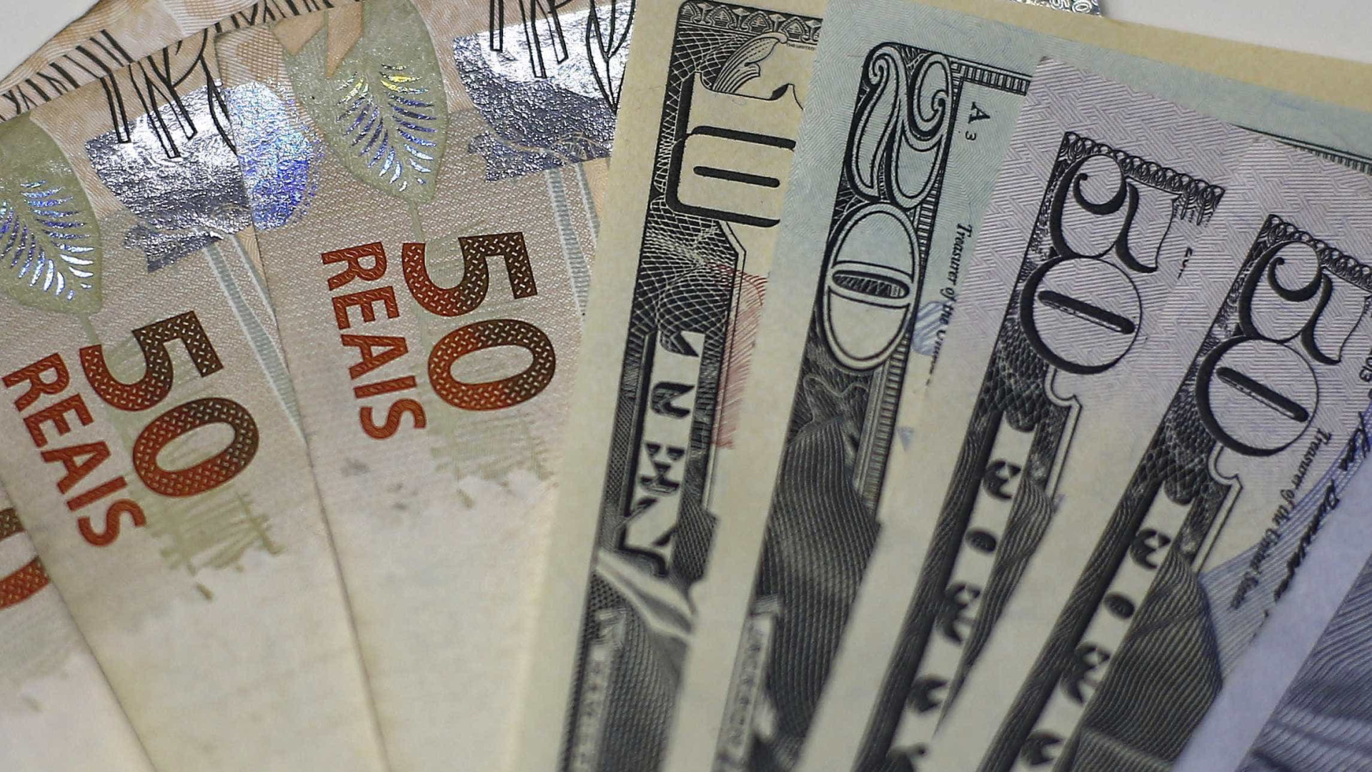 Bolsa sobe e dólar cai mais de 1% após EUA aumentarem juros
