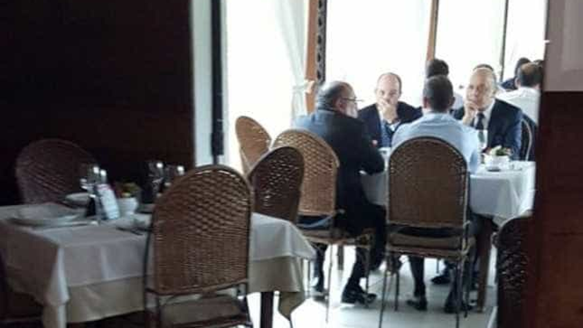 Gilmar Mendes, Serra e Armínio são
flagrados almoçando juntos