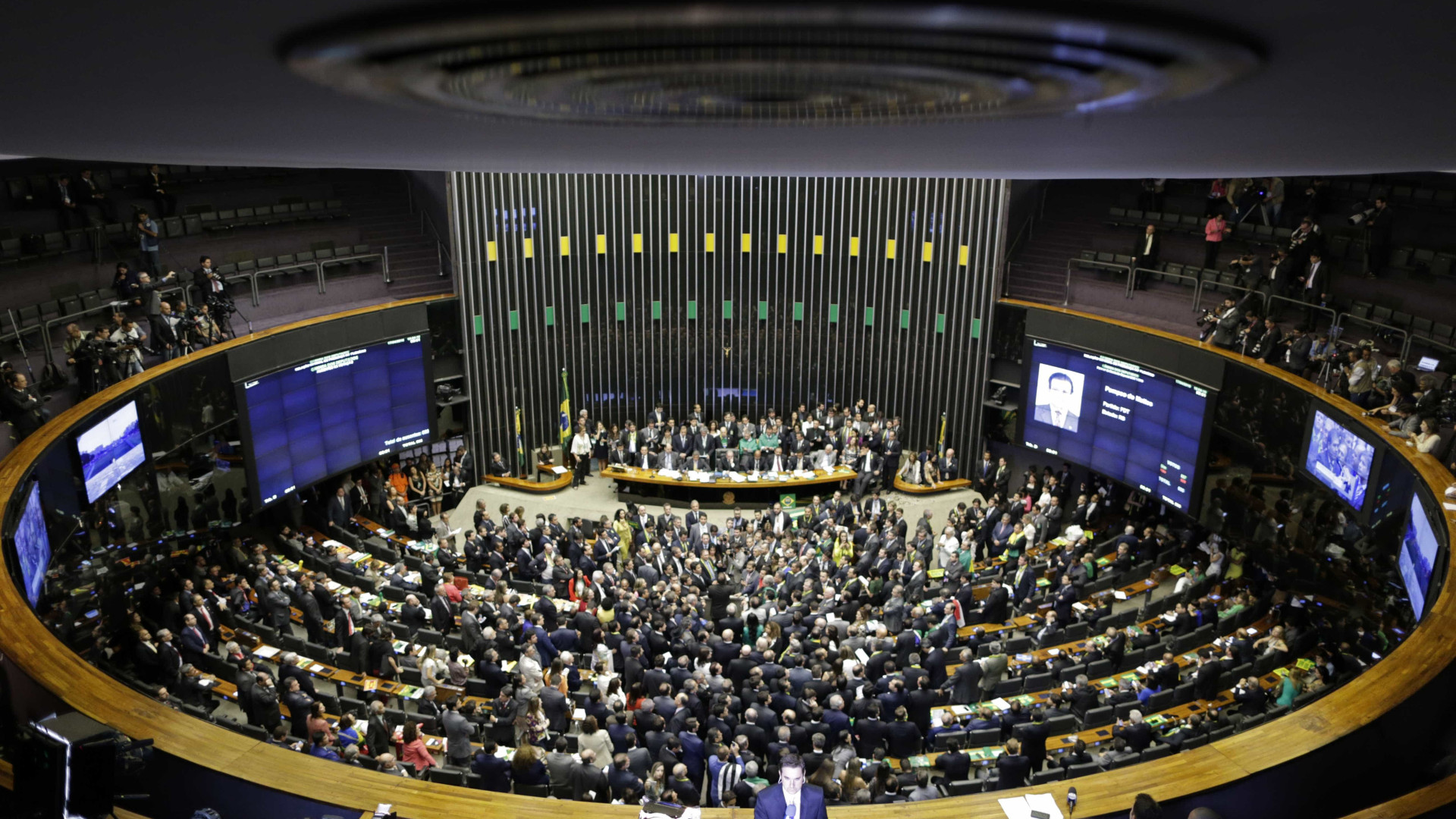 Câmara termina contagem de assinaturas de pacote anticorrupção