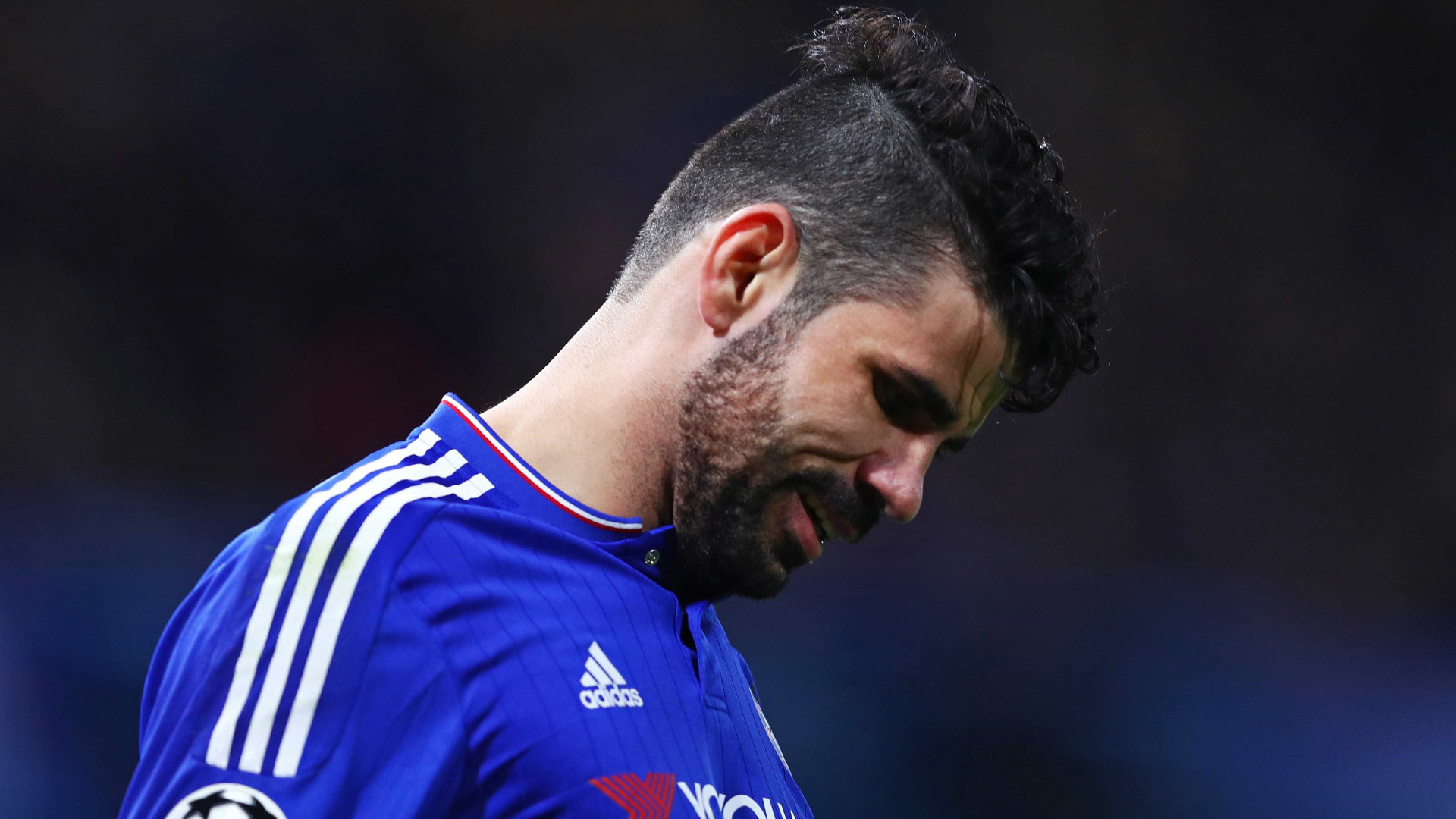Diego Costa se empolga jogando videogame na concentração do Chelsea