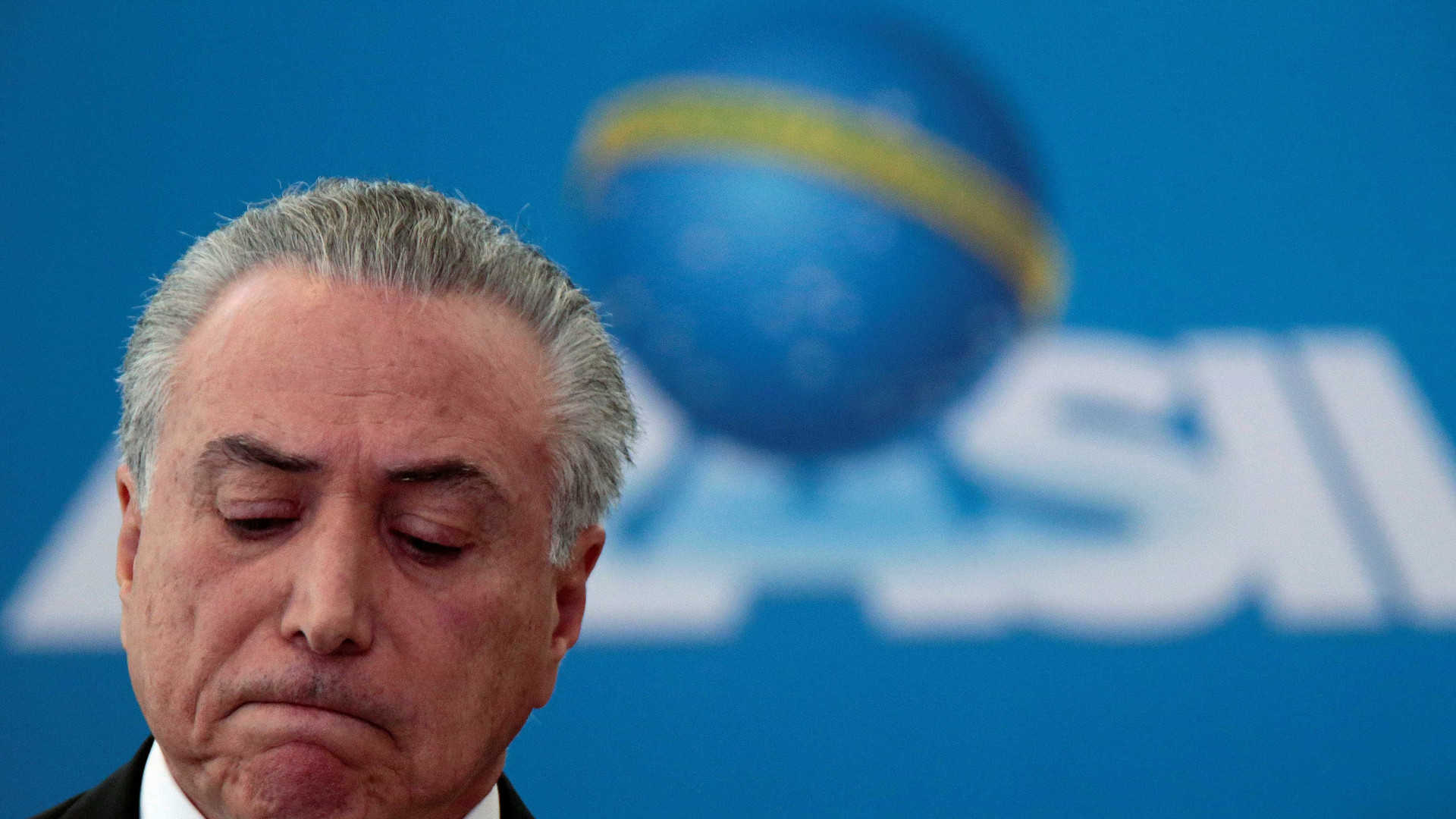 Brasil já discute impeachment,
renúncia e novas eleições