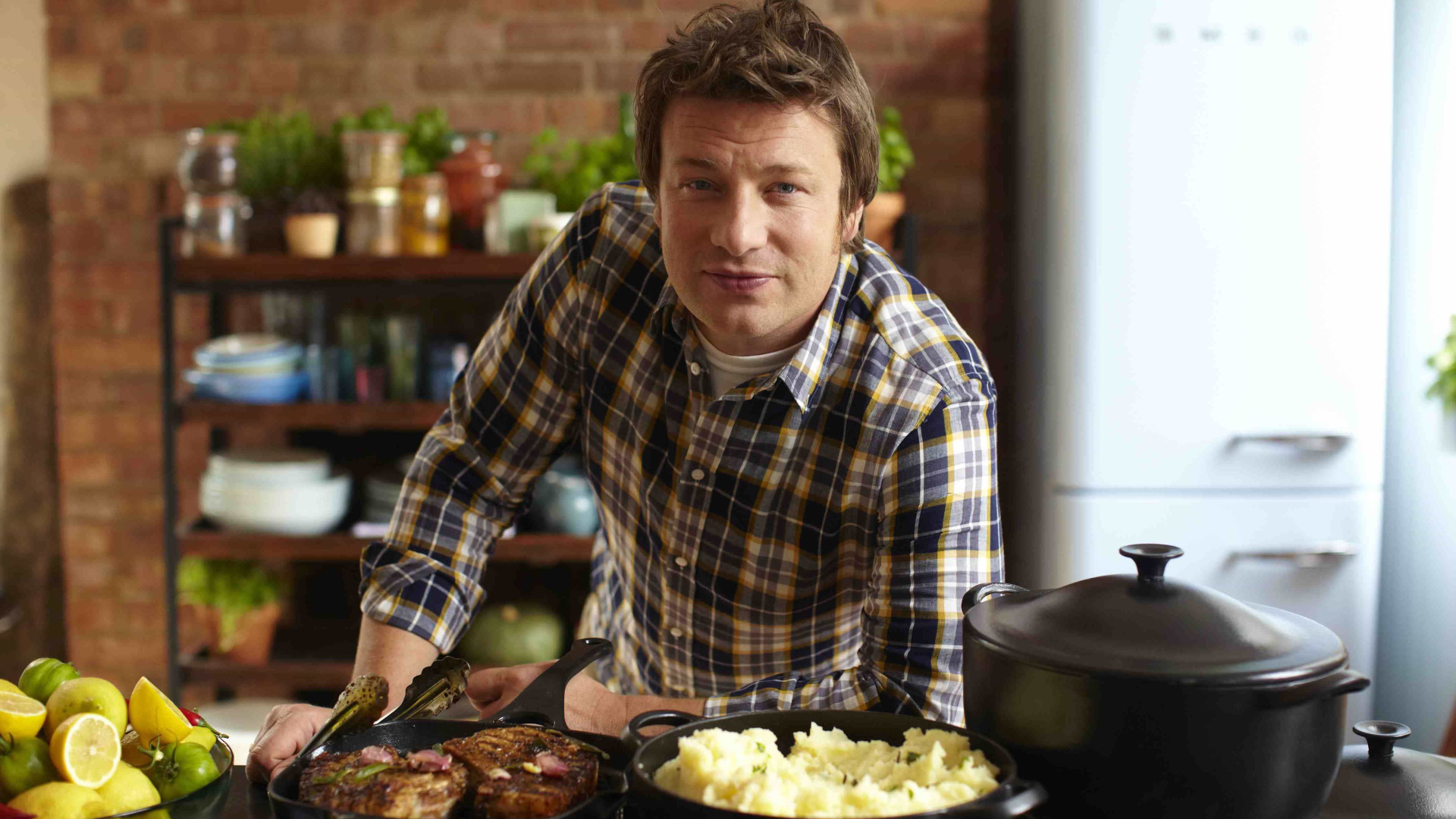 Jamie Oliver captura homem que tentou invadir sua casa