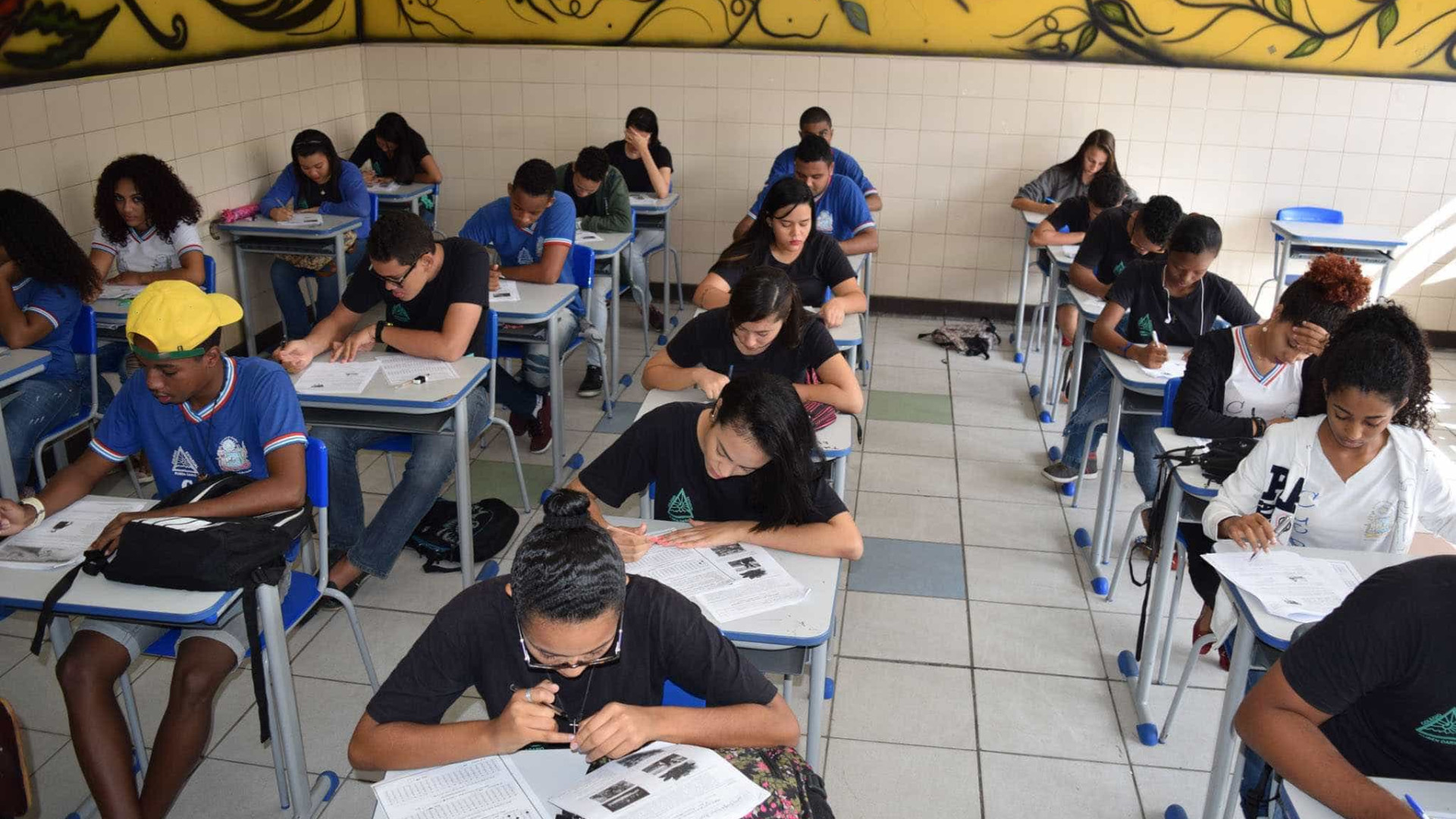 Mais da metade dos adultos brasileiros não chegam ao ensino médio
