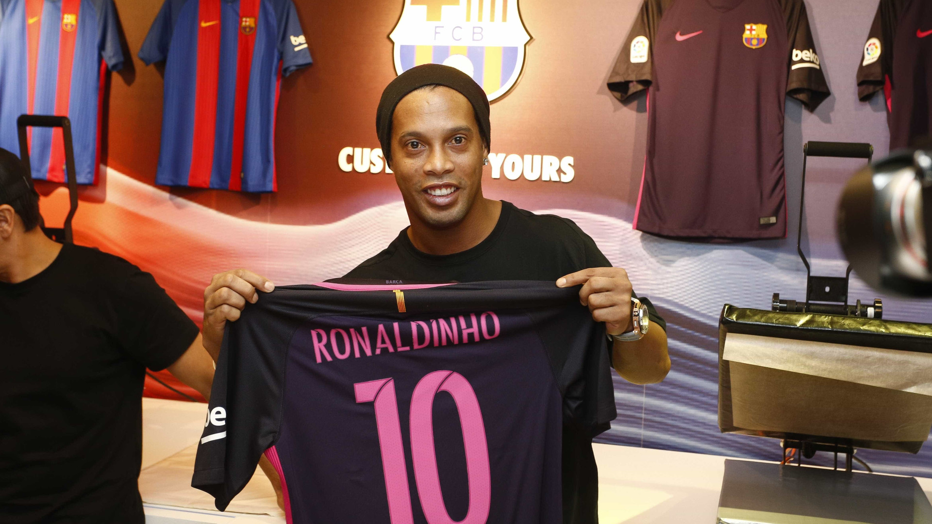 Ronaldinho Gaúcho estreia no time de lendas do Barça no dia 28