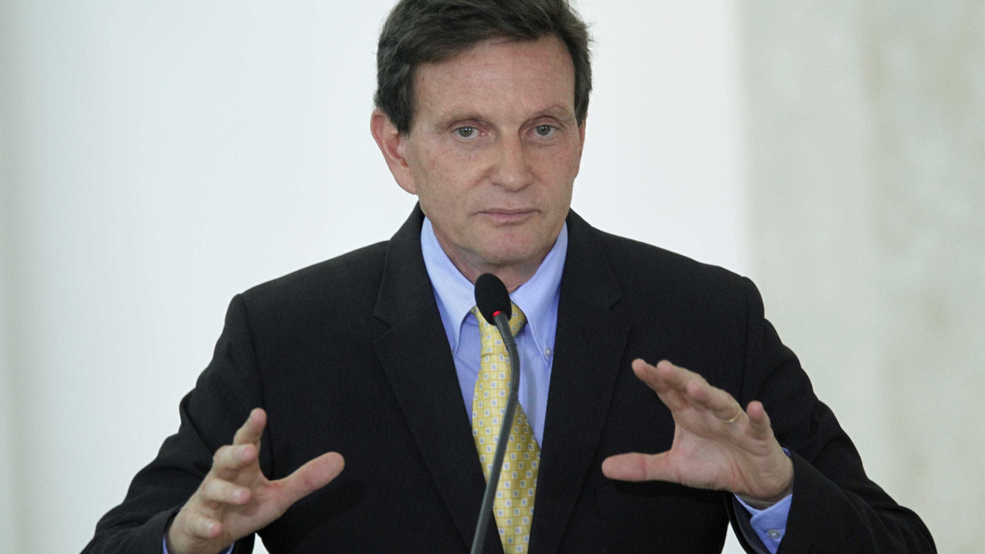 Crivella doa sangue em 1ª agenda oficial como prefeito