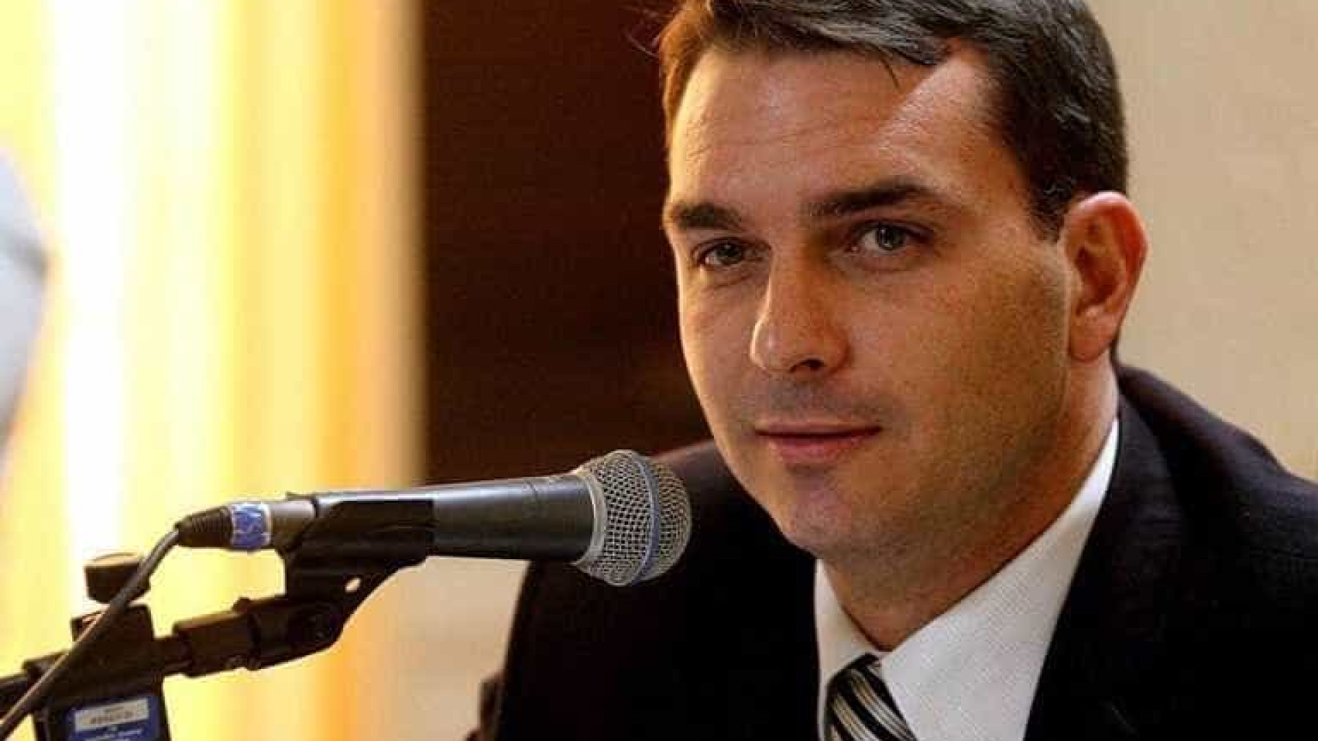 Suplente de filho de Bolsonaro no RJ é suspeito de ocultar patrimônio