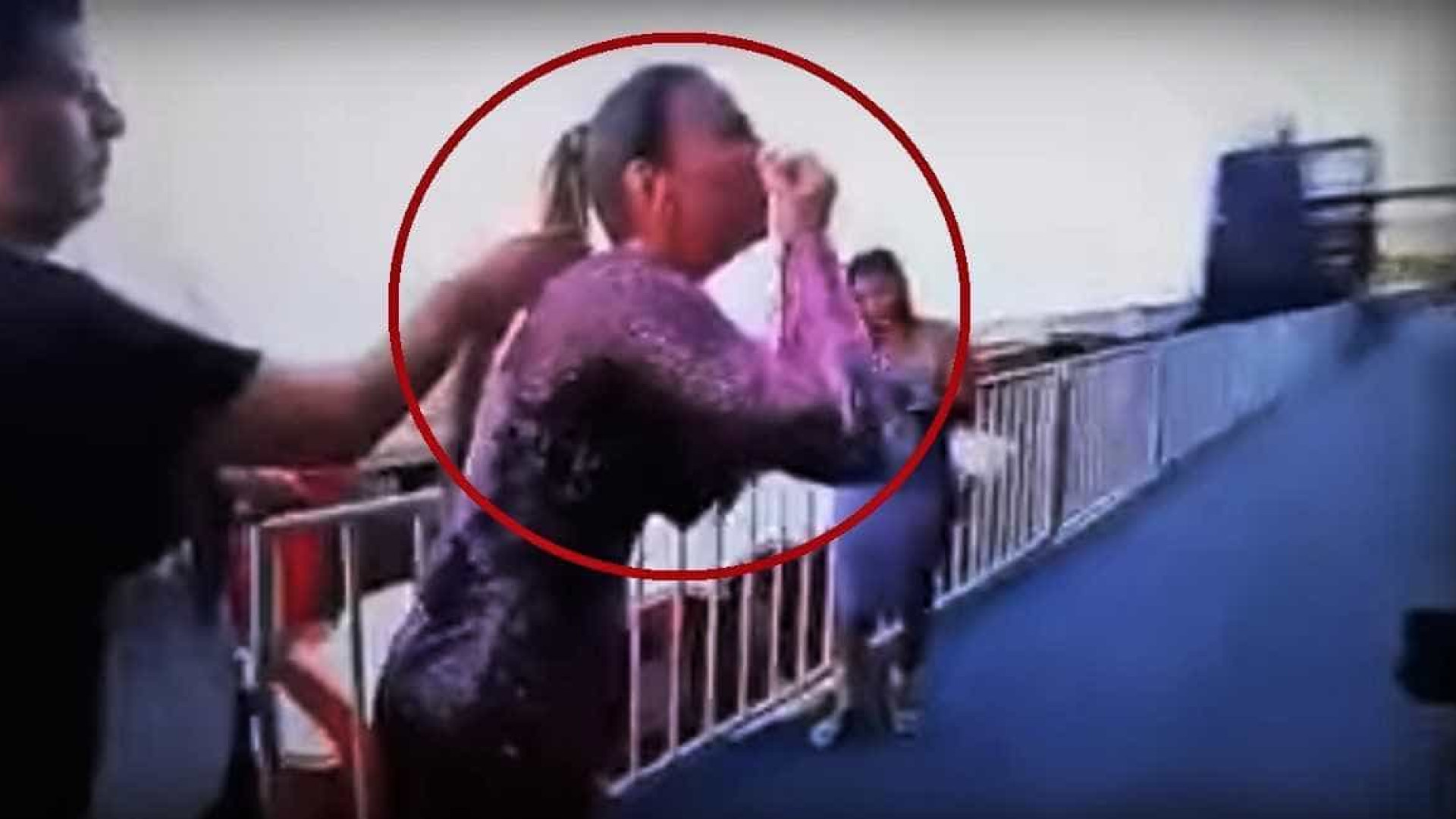 Ivete Sangalo é flagrada em bastidor inalando substância branca