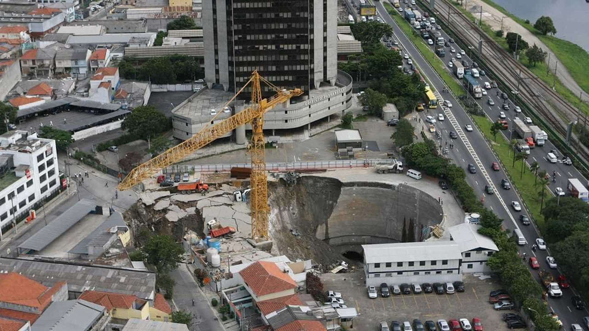 Justiça inocenta 14 acusados por cratera que matou sete no metrô-SP