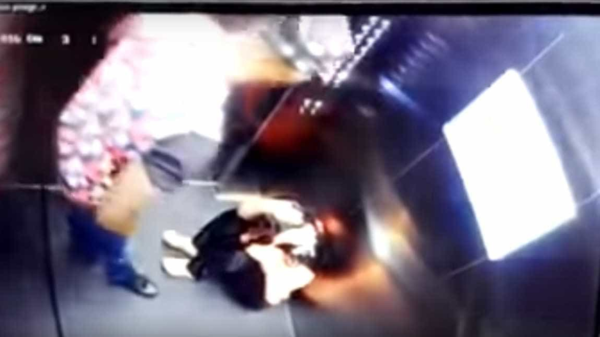 Jogador colombiano é flagrado agredindo a mulher no elevador; vídeo