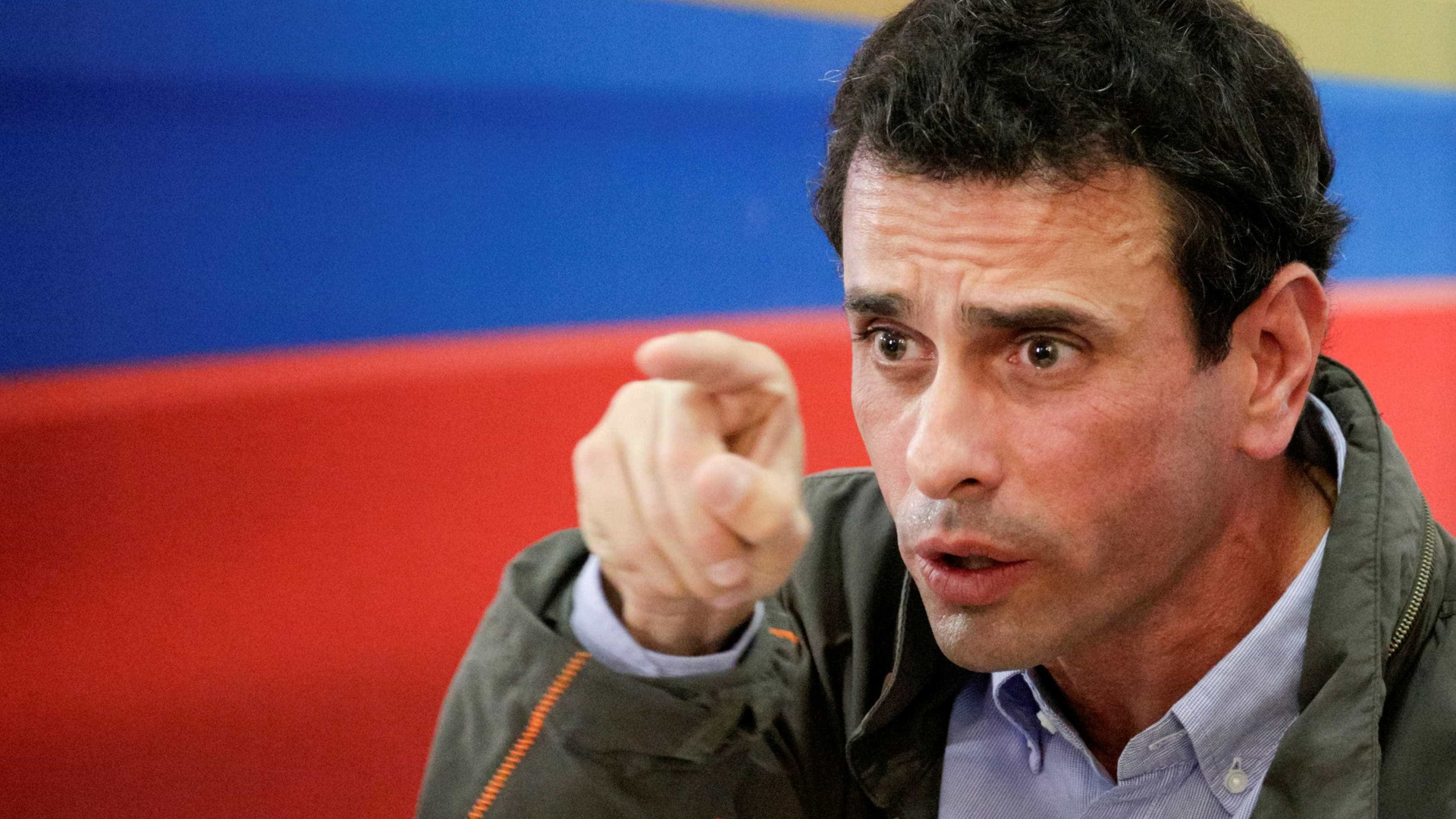 Capriles diz ter ficado retido no aeroporto após ter passaporte anulado