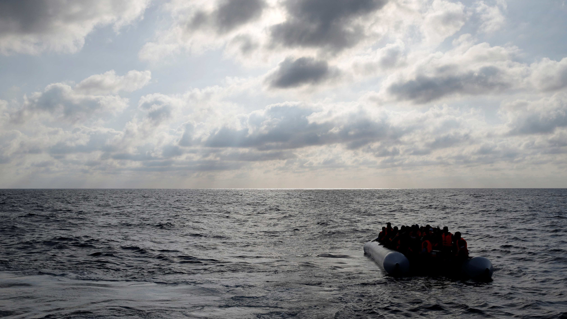 Barco com imigrantes naufraga na Sardenha; um corpo já foi resgatado